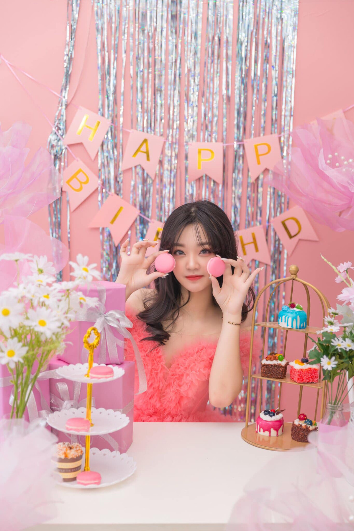 Bên cạnh tài năng về nghệ thuật, thành tích học tập của cô bạn hot girl này còn rất nổi bật khi luôn đạt danh hiệu học sinh giỏi qua các cấp, đoạt giải trong cuộc thi viết,...