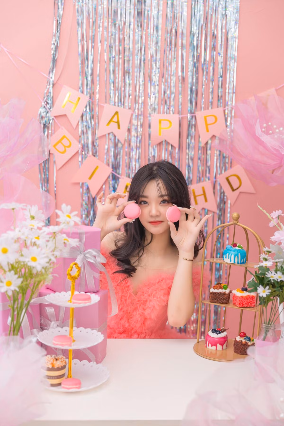 Bên cạnh tài năng về nghệ thuật, thành tích học tập của cô bạn hot girl này còn rất nổi bật khi luôn đạt danh hiệu học sinh giỏi qua các cấp, đoạt giải trong cuộc thi viết,...