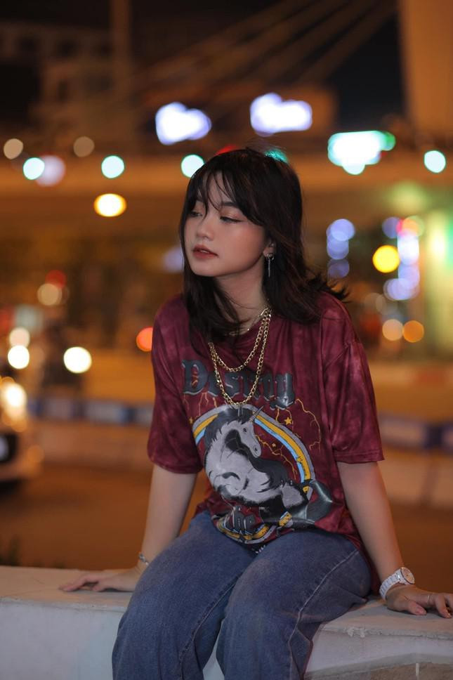 Đăng các video nhảy nhót tuy nhiên Hương lại không trải qua bất kỳ một khoá học nhảy nào, đó chỉ là kinh nghiệm qua những lần cô tham gia văn nghệ tại trường.