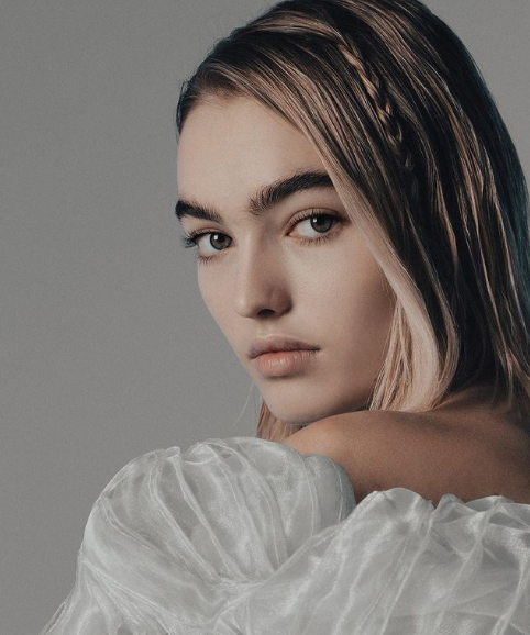 Việc các đường nét trên khuôn mặt trở nên sắc sảo hơn giúp Anastasia "cân" được hầu hết mọi hình tượng, từ năng động, ngọt ngào cho đến sang chảnh hay nữ tính.