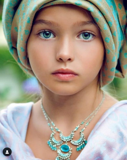 Hiện tại, Anastasia Bezrukova đã 17 tuổi, cô bé như thường lệ vẫn "đốn tim" fan mỗi lần lộ diện.