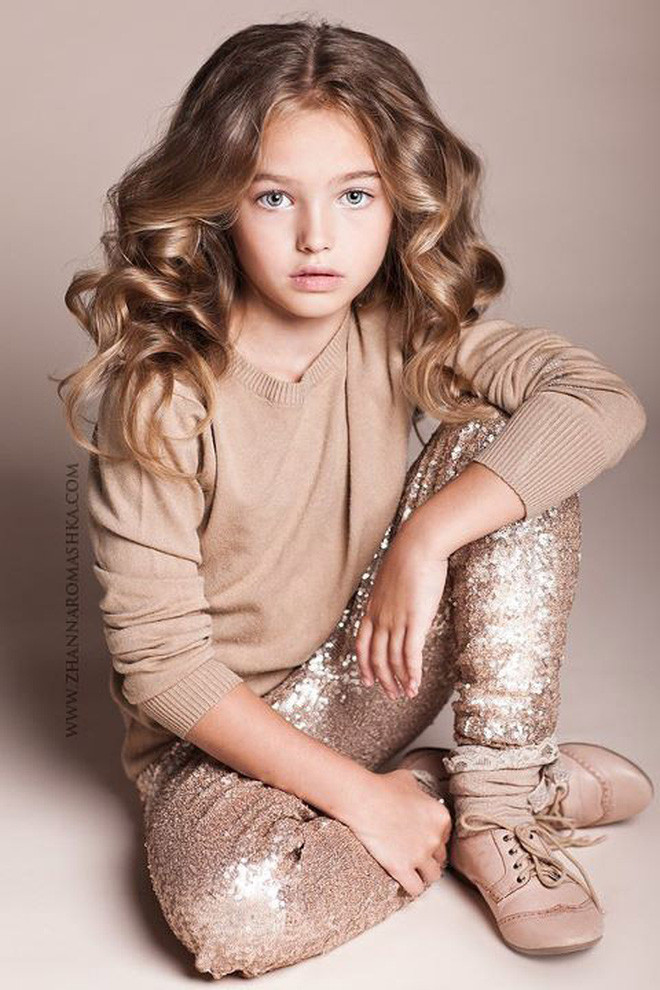 Bước chân vào làng mẫu từ năm 7 tuổi, vẻ ngoài của “thiên thần đẹp nhất thế giới” đã nhanh chóng gây chú ý. Nhiều người ví von nhan sắc của Anastasia còn đẹp hơn cả tranh vẽ.