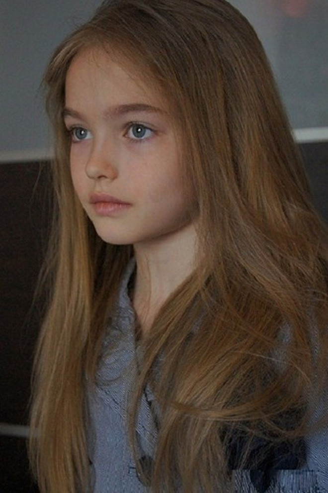 Suốt khoảng thời gian dậy thì, mẫu nhí nổi tiếng tập trung vào việc học, hiếm khi xuất hiện trước truyền thông và công chúng. Tuy nhiên, sức hút của cô bé không vì thế mà giảm sút.