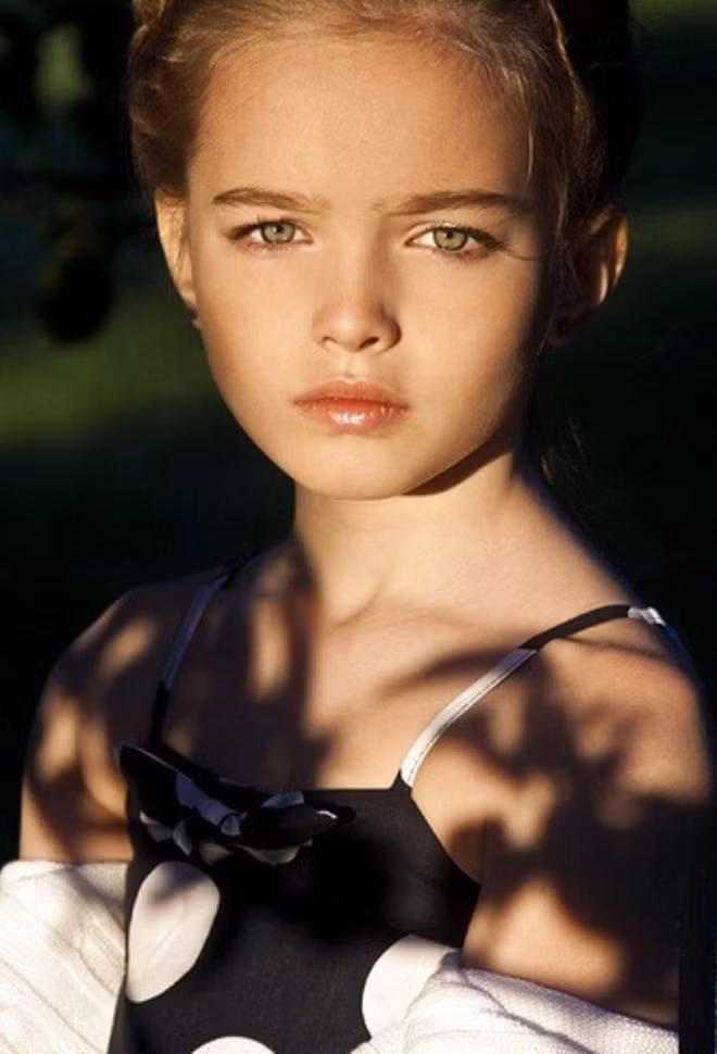 Với ngoại hình không chỗ chê của mình, người mẫu nhí khi còn nhỏ đã được xuất hiện trên vô số sàn diễn và nhận được nhiều hợp đồng quảng cáo khủng.