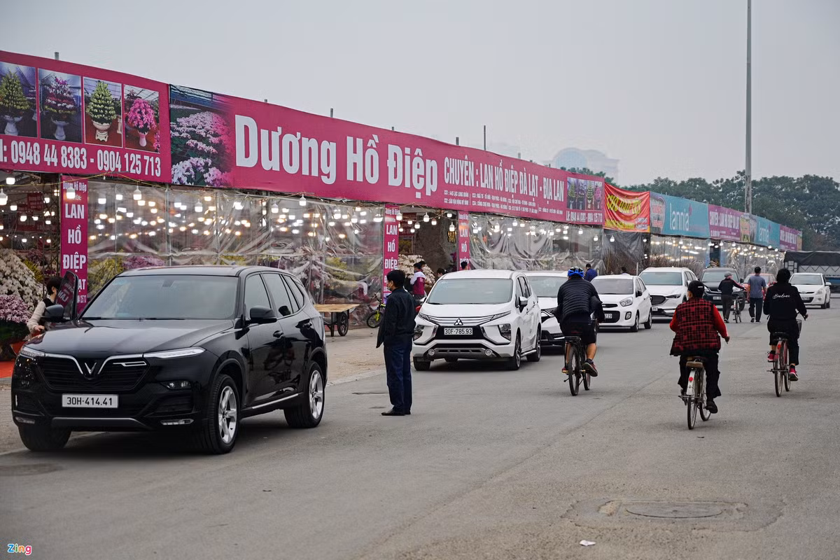 Những nhà bạt được dựng lên từ giữa tháng 12. Trong những ngày này, vào ngày cuối tuần, khách hàng tìm đến khá nhộn nhịp.