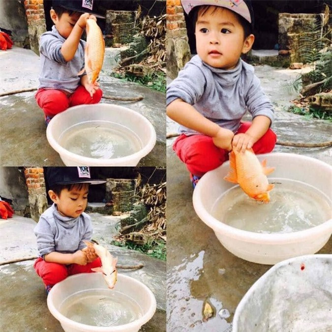 Ngày ông Công ông Táo, cậu bé ngoan ngoãn rửa cá giúp mẹ cha trước khi mang đi...om dưa. Đúng là trẻ con thì luôn ngây thơ vô số tội.