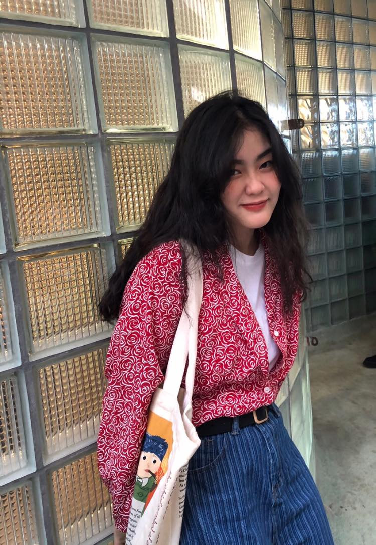 Không chỉ sở hữu chiều cao 1m65 và gu ăn mặc cực bắt mắt, Bách Liên còn có gương mặt sắc nét, mũi cao và nụ cười rạng rỡ.