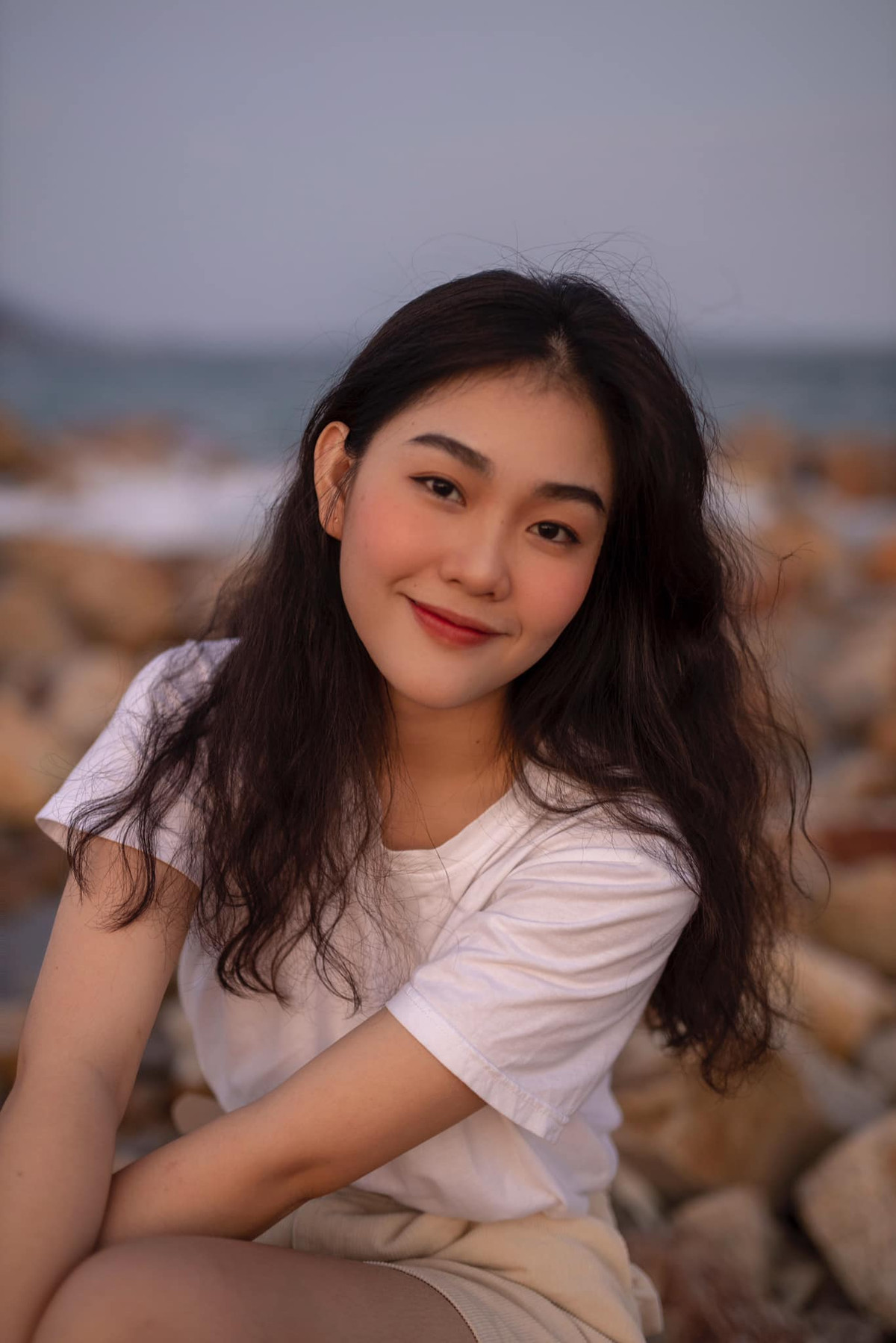 Điều đặc biệt, những trang phục 9X Nha Trang diện trong bộ ảnh đều là đồ secondhand (đồ cũ) khiến nhiều người ngạc nhiên, thích thú.