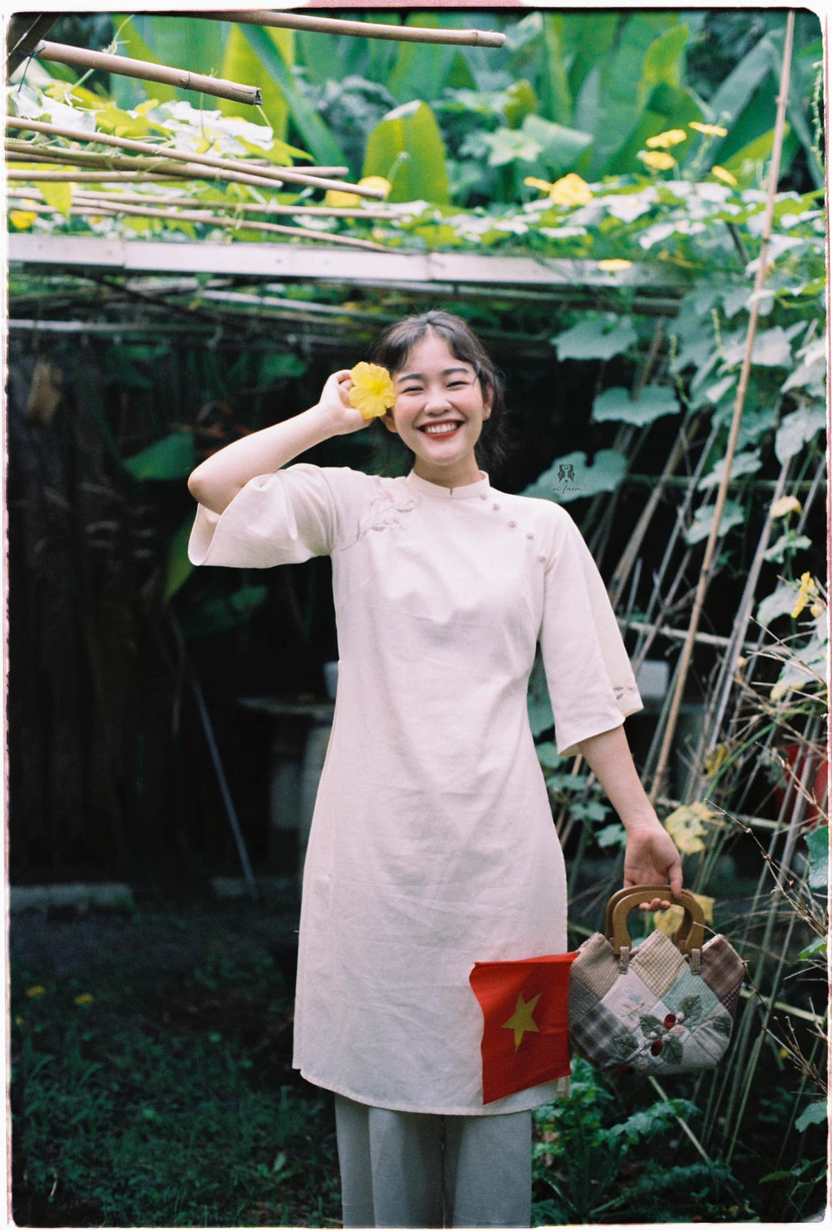 Sở hữu nét đẹp cùng phong cách hơi hướng vintage, "hot girl Hong Kong" này thường xuyên bị hiểu lầm là con lai, mặc dù thuần Việt 100%.