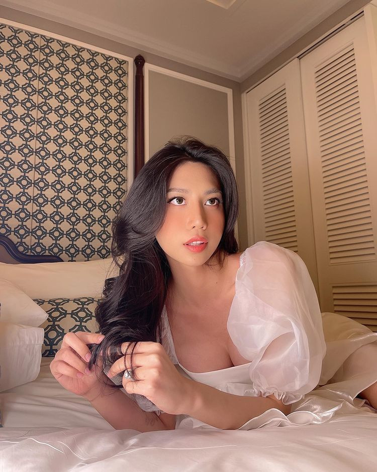 Không chỉ có xuất thân là ái nữ của ông chủ chuỗi cửa hàng bánh mì nổi tiếng, nữ rich kid này từng gây chú ý khi có quá trình chuyển giới đầy khó khăn, tốn kém trước khi trở nên xinh đẹp như hiện tại.