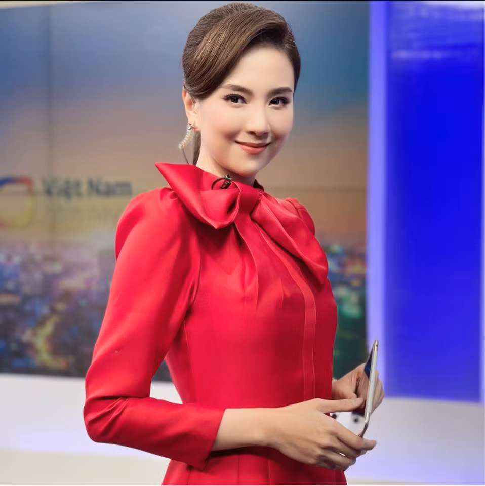Đứng cạnh Hoa hậu, nhan sắc “MC đẹp nhất VTV” có chịu thua kém? Dung canh Hoa hau, nhan sac “MC dep nhat VTV” co chiu thua kem?