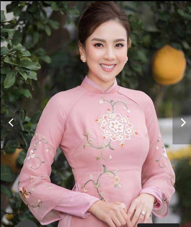 Bên cạnh những khoảnh khắc này, Mai Ngọc chia sẻ thêm cô rất vui vì đây là lần đầu tiên có cơ hội được gặp gỡ trực tiếp đàn chị. Nữ MC hết lời ngợi khen nhan sắc Jennifer Phạm: "Người đâu mà đẹp như trong tranh vẽ vậy".