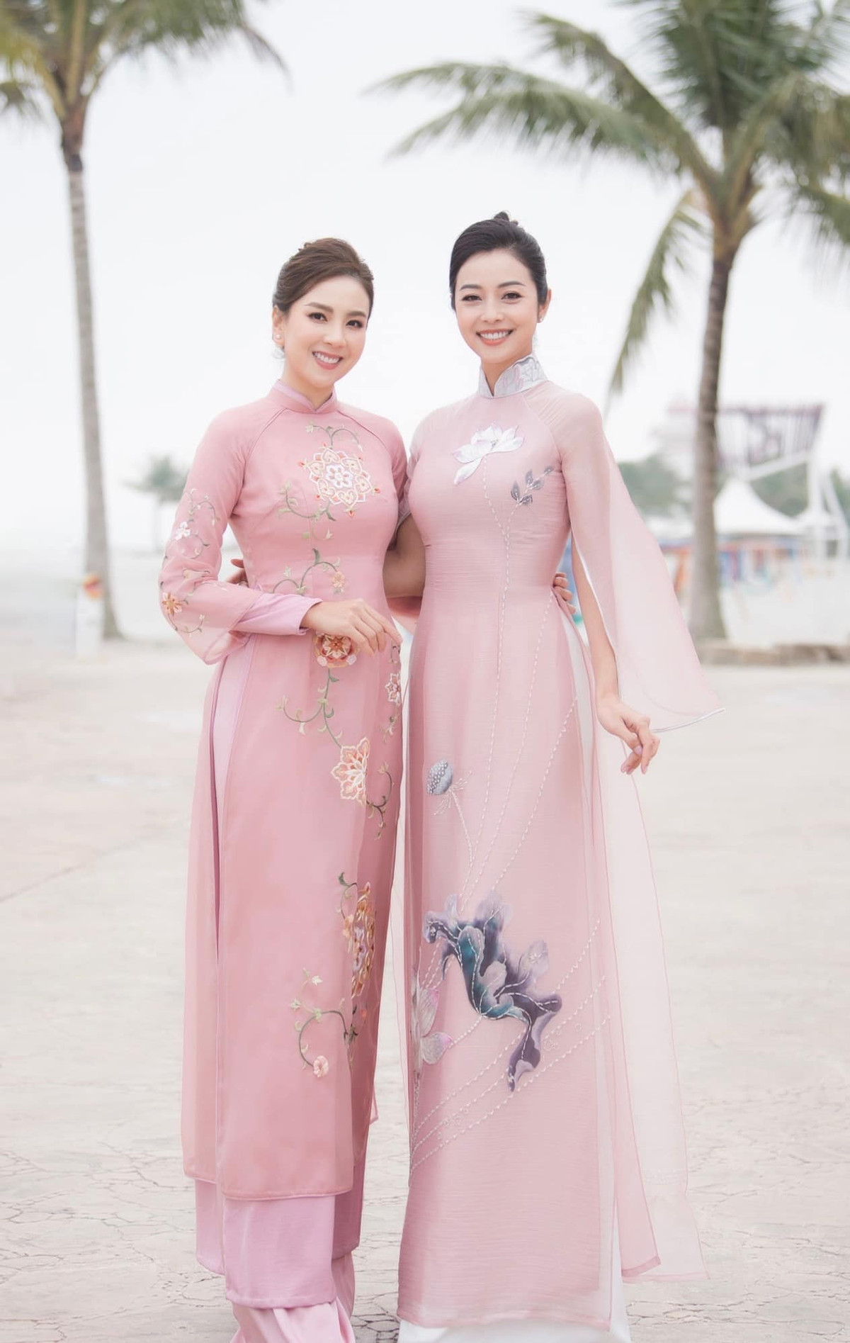 Mới đây, nữ BTV Mai Ngọc tiếp tục chứng minh đẳng cấp nhan sắc khi đứng chung khung hình cùng các nàng hậu. Cụ thể, trên Facebook tối qua cô hào hứng chia sẻ loạt ảnh diện áo dài thướt tha cùng Hoa hậu Ngọc Hân và Jennifer Phạm.