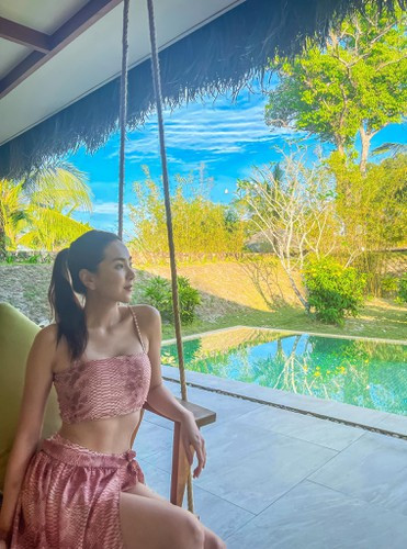 Mai Ngọc không hổ danh cô chủ của shop thời trang Weather Girl khi mỗi lần lên sóng đều diễn những bộ đồ chẳng đụng nhau lần nào.