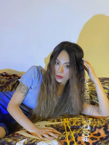 Sau khi chia sẻ lên MXH, thông tin này đã làm netizen không khỏi tò mò. Khi 1 cư dân mạng hỏi nợ bao nhiêu và năn nỉ trả tiền cho người ta thì Mai Âm Nhạc cũng đáp gọn: "500 nghìn".