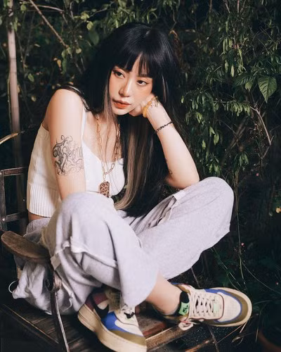 Nhiều người cho rằng hành động của cô nàng là quá trớn, thậm chí là khiếm nhã khi chế nhạo tên riêng của người nổi tiếng và đã khuất.