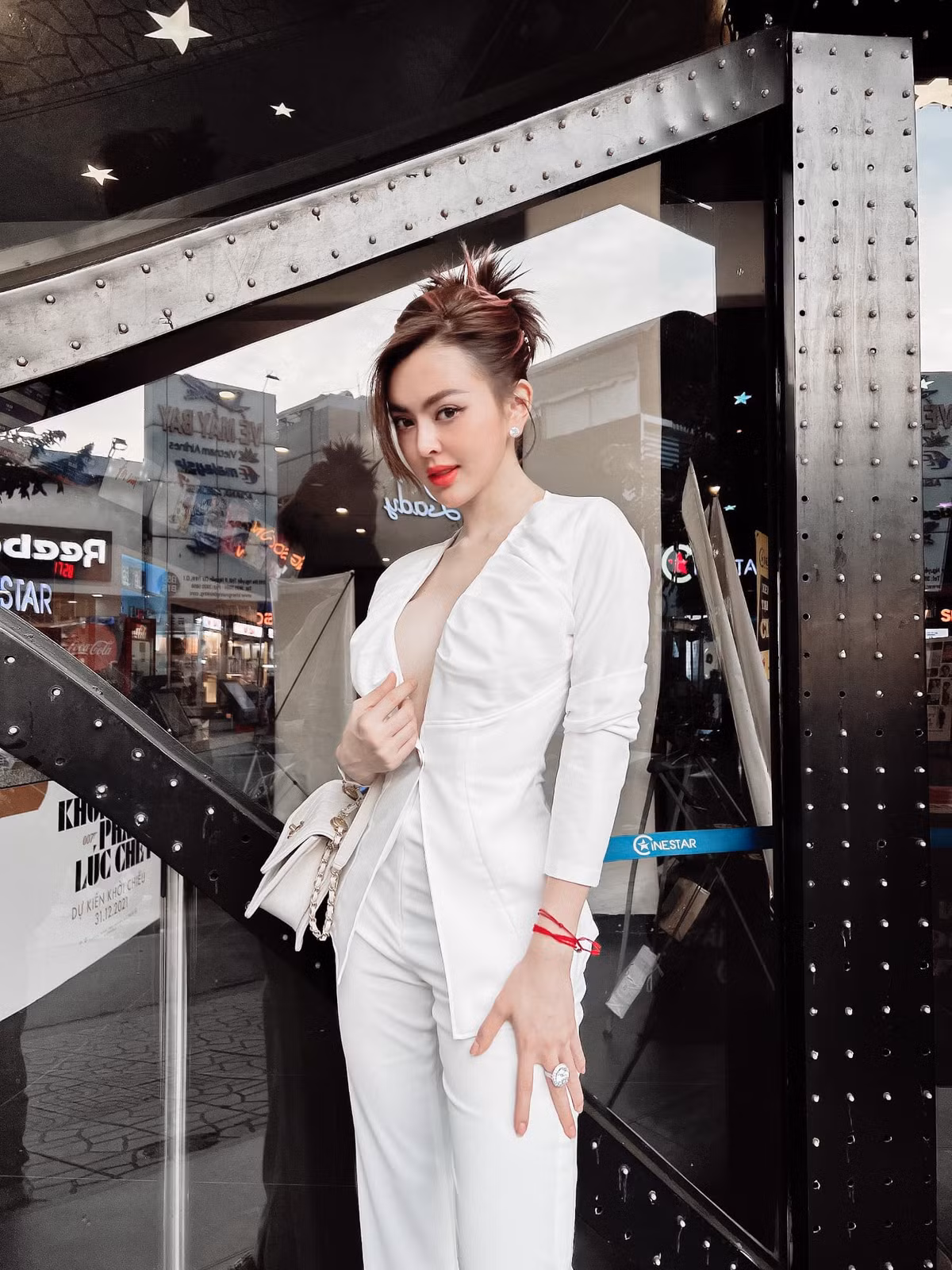 Cụ thể, vào tháng 5/2019, "hot girl thị phi" Trang Nemo bị cư dân mạng chỉ trích dữ dội sau clip ẩu đả vào đầu nhân viên vì nghi người này làm mất điện thoại của mình.