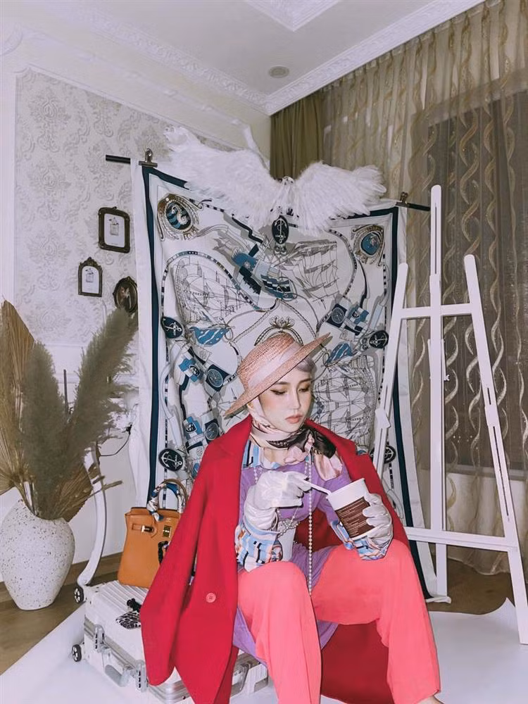 Trên mạng thì xuất hiện với style "bà già" nhưng ngoài đời, hot girl 9X lại có gu thời trang cực kì nóng bỏng.