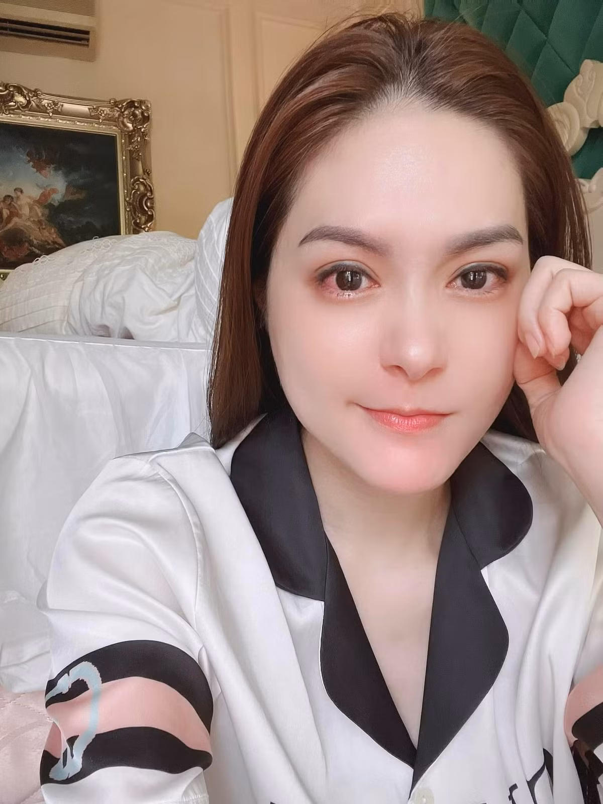 Những hình ảnh nữ đại gia bật khóc trên trang cá nhân đã nhanh chóng thu hút những người hâm mộ, phần lớn đều đồng cảm với Đoàn Di Băng khi tổ chức từ thiện lần này.