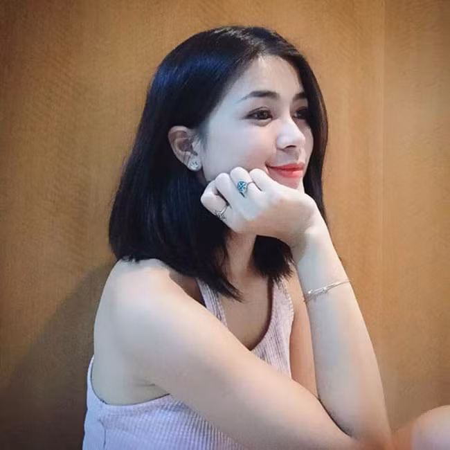 Trước đến nay, người đẹp hàng không luôn nổi bật với vẻ đẹp thanh thoát, mong manh nhưng hiện tại, cô đã tăng cân hơn một chút.