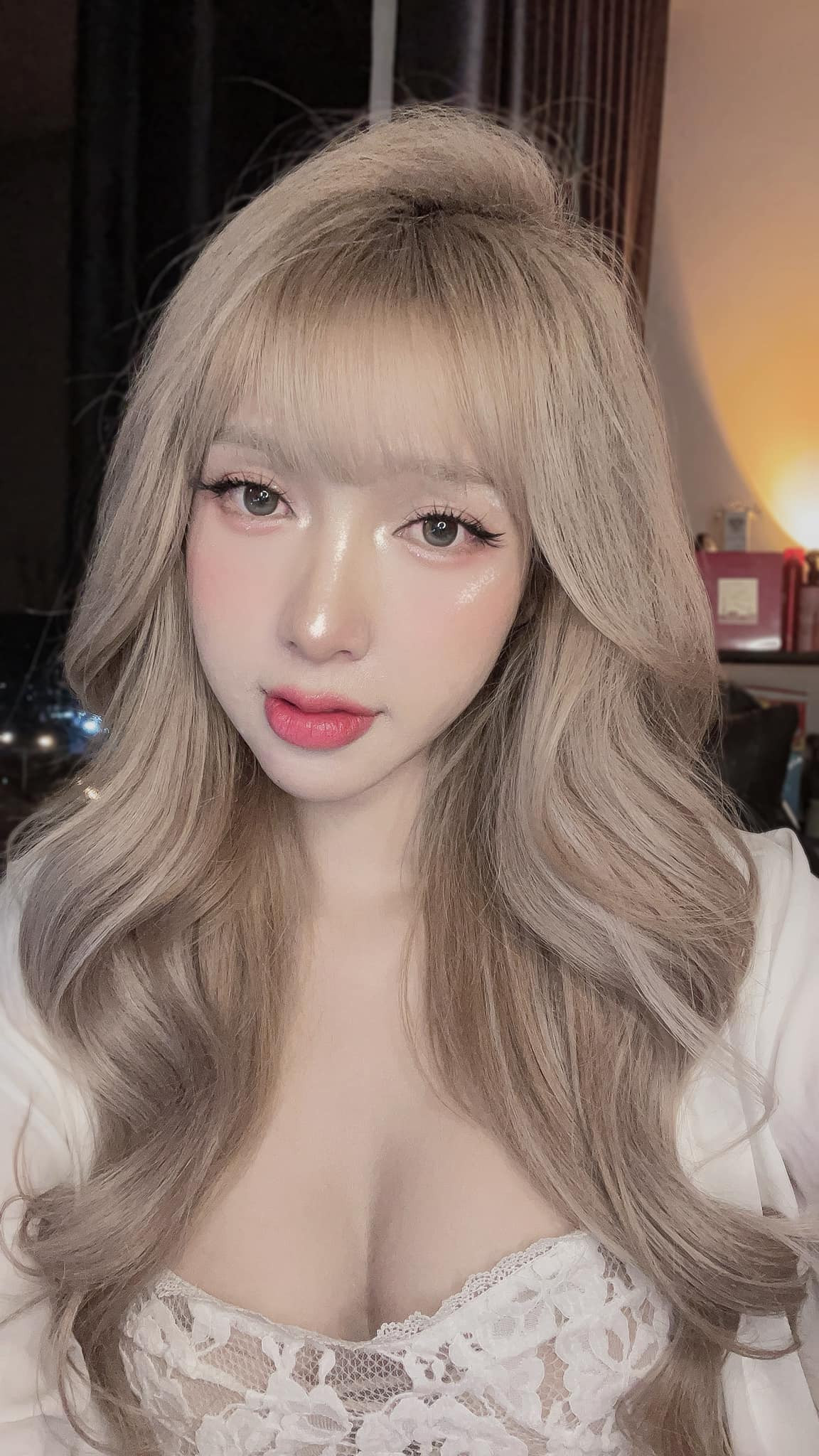 Được biết, trước khi chuyển giới, người đẹp từng cán mốc cân nặng 80kg, da bánh mật. Vì mong muốn sở hữu vẻ đẹp nữ tính hoàn hảo, cô nàng đã nỗ lực giảm cân xuống còn 55kg và đi phẫu thuật thẩm mỹ.