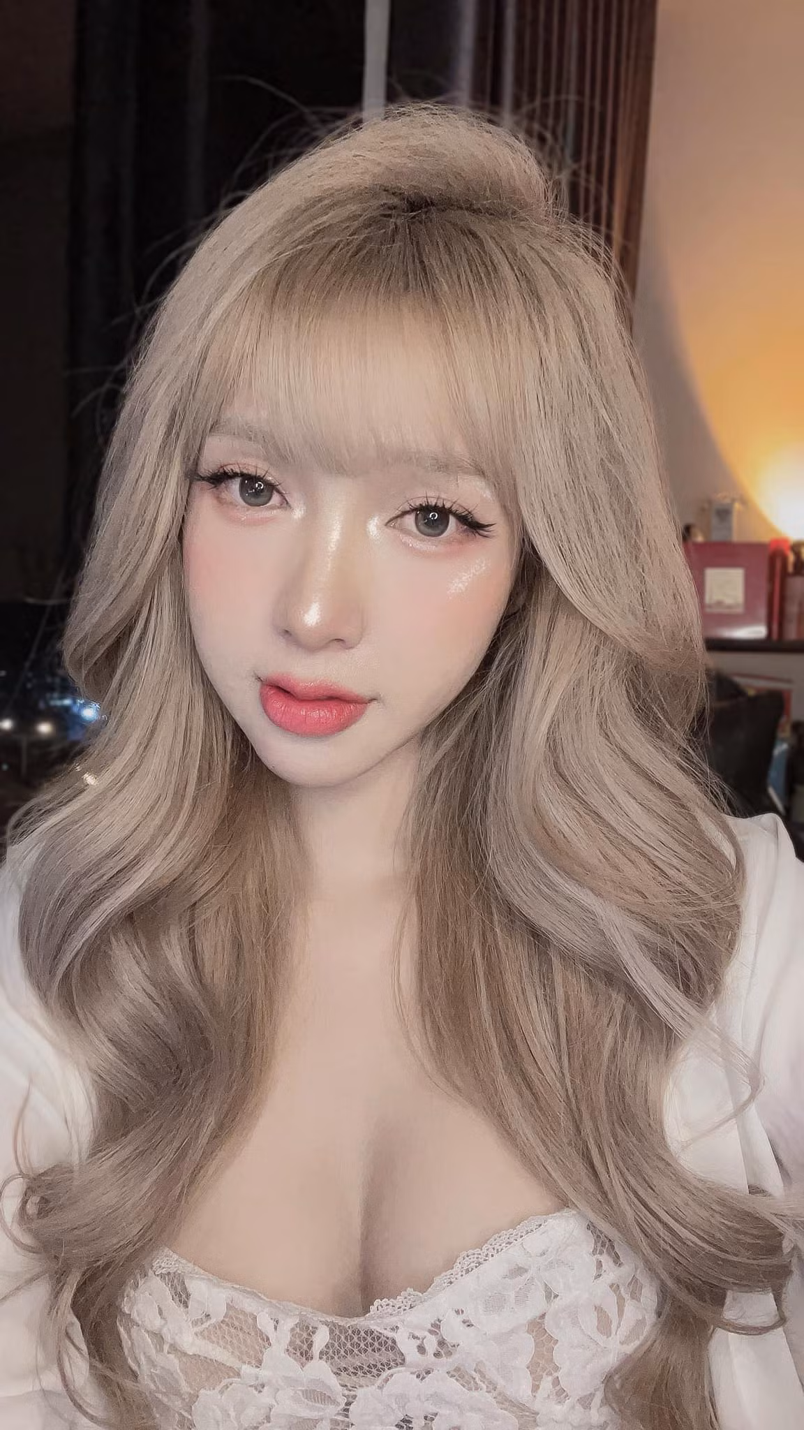 Được biết, trước khi chuyển giới, người đẹp từng cán mốc cân nặng 80kg, da bánh mật. Vì mong muốn sở hữu vẻ đẹp nữ tính hoàn hảo, cô nàng đã nỗ lực giảm cân xuống còn 55kg và đi phẫu thuật thẩm mỹ.