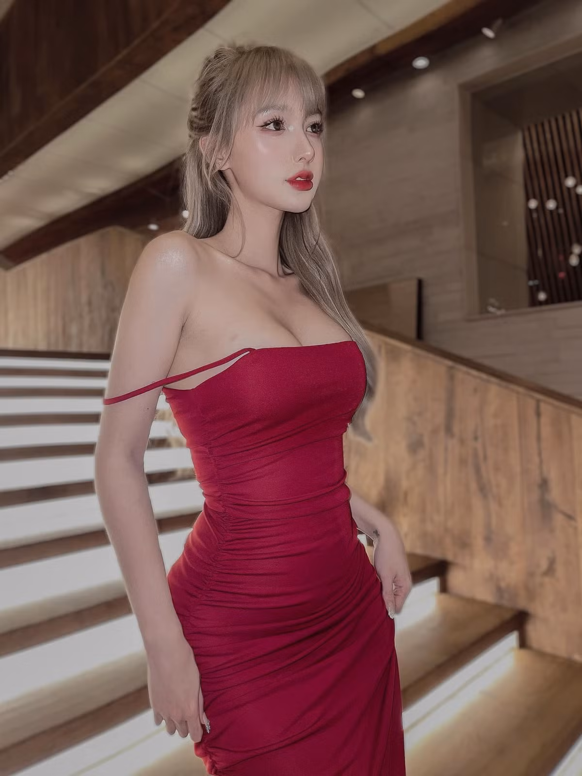 Dù nổi tiếng trên mạng xã hội, nhưng thông tin về Mym Trần vẫn là điều bí ẩn. Chỉ biết, cô nàng sinh năm 1997. Điều bất ngờ hơn, Mym Trần là người chuyển giới.