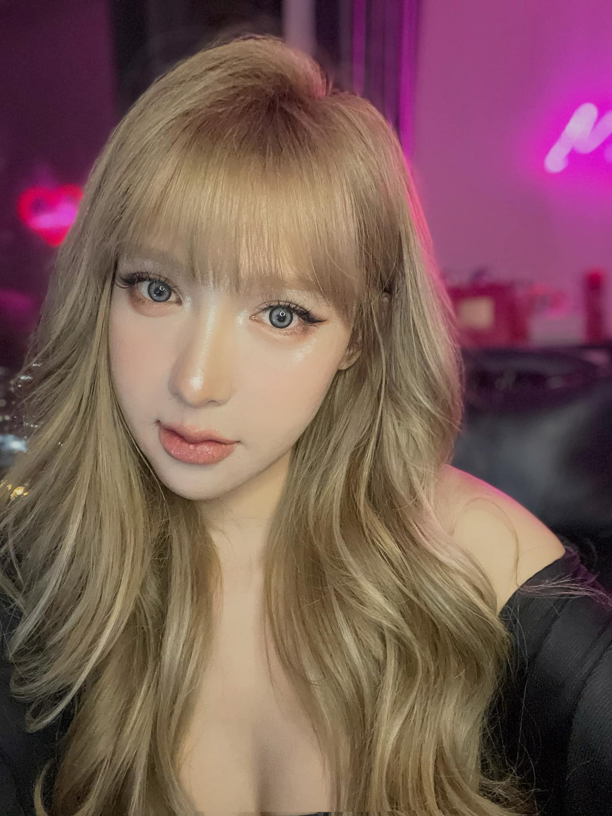 Đặc biệt, làn da trắng như tuyết giúp cô nàng nhận nhiều lời khen "có cánh" cho diện mạo không khác gì idol Kpop.