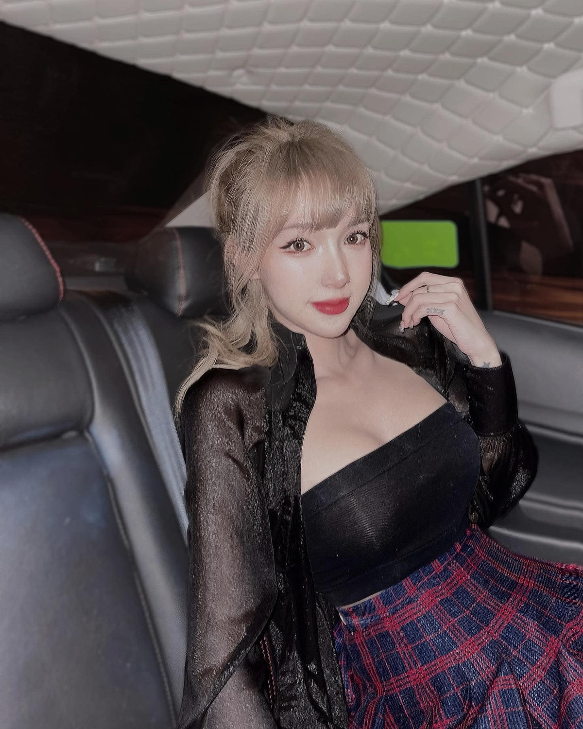 Sở hữu nhan sắc và vóc dáng mềm mại, nữ tính của Mym Trần được nhiều cư dân mạng khen ngợi.