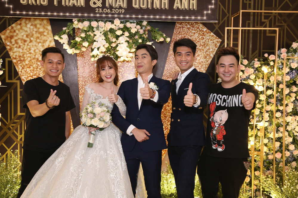 Với những ai yêu mến Cris Phan thì chắc hẳn sẽ rất ngưỡng mộ chuyện tình của anh và bà xã Mai Quỳnh Anh.