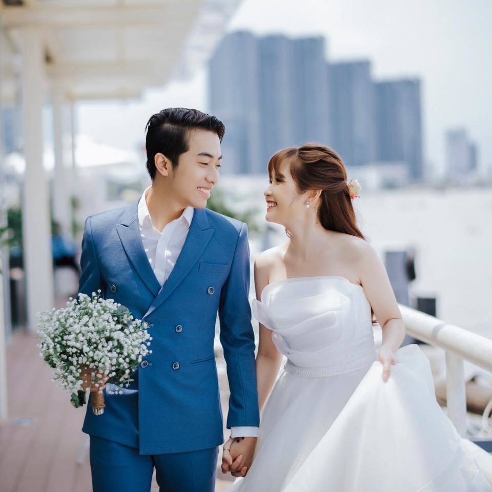 Bên nhau đã 5 năm, nàng hot girl này chẳng những ngày càng xinh đẹp mà còn rạng rỡ hơn khi được chồng cưng chiều.