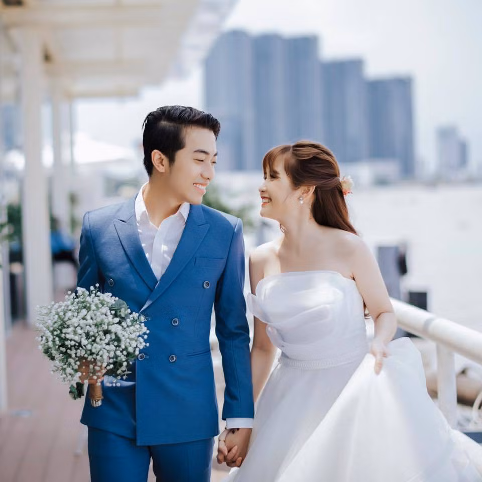 Bên nhau đã 5 năm, nàng hot girl này chẳng những ngày càng xinh đẹp mà còn rạng rỡ hơn khi được chồng cưng chiều.