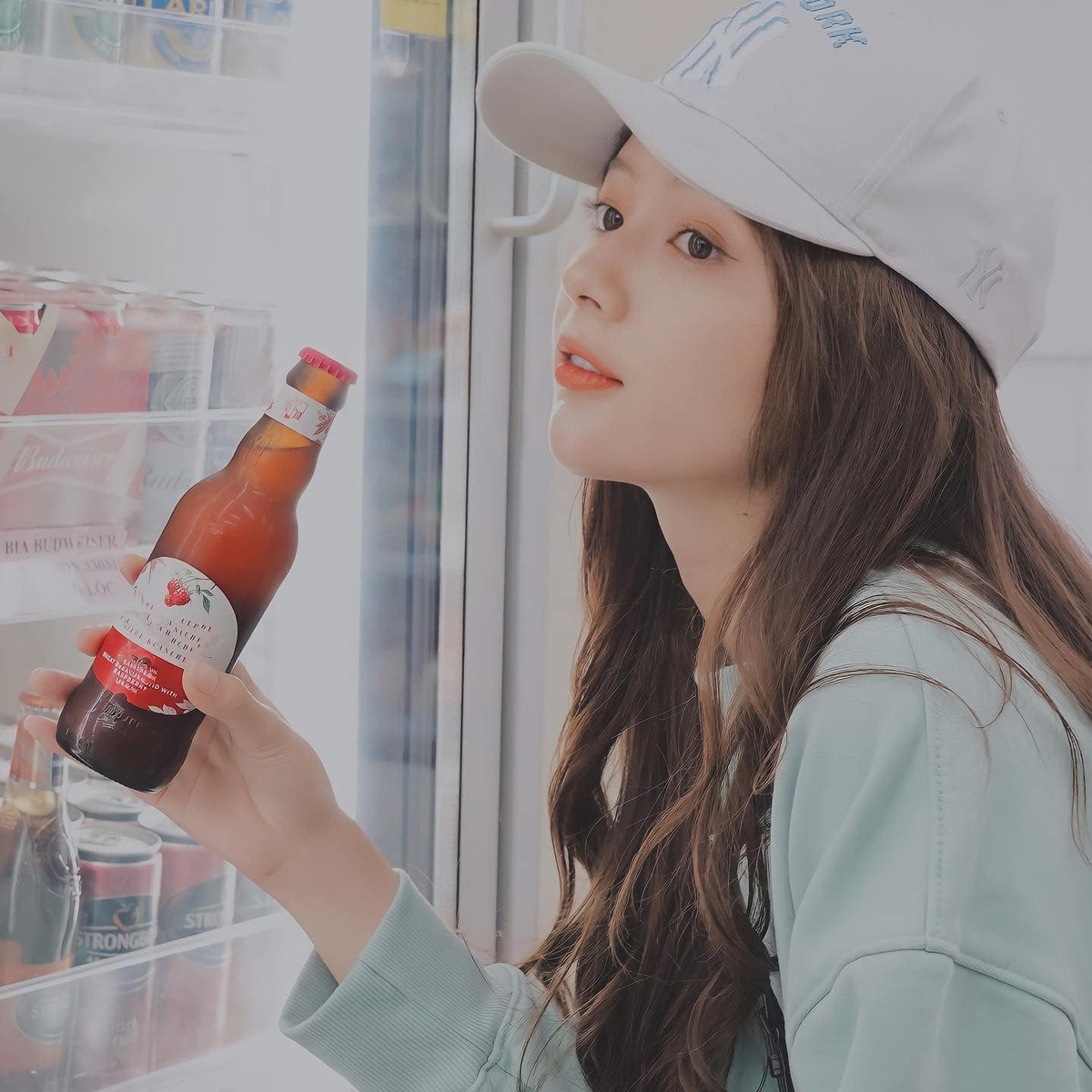 Có thể nói, tấm ảnh thẻ đã thay đổi hoàn toàn cuộc đời của hot girl Lan Hương. Cô được mời chụp mẫu lookbook, tham gia đóng phim ngắn và làm vlog