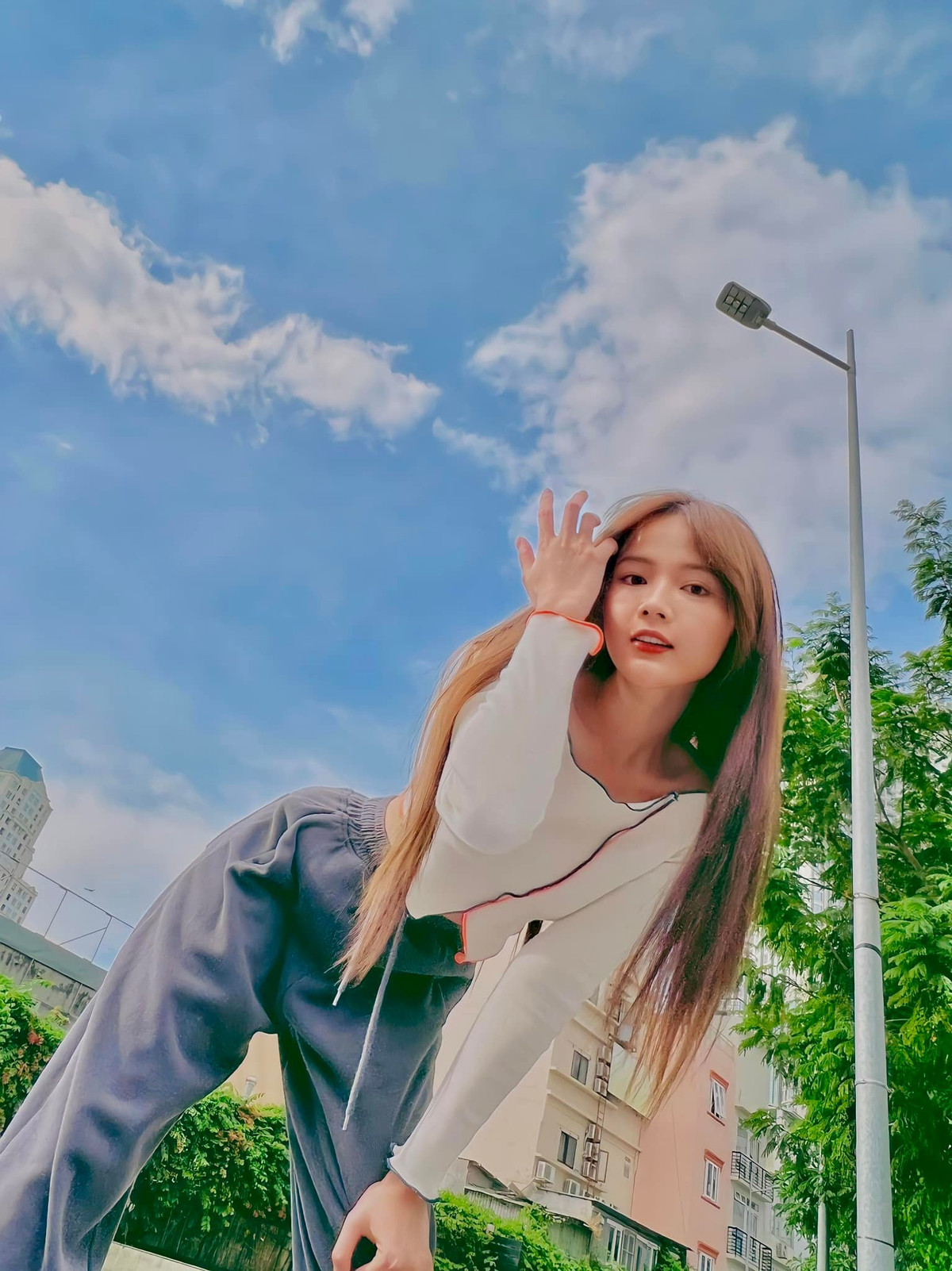 Hiện tại, Lan Hương cho biết thu nhập của mình chủ yếu đến từ các hợp đồng quảng cáo, làm mẫu ảnh, KOL nhãn hàng.