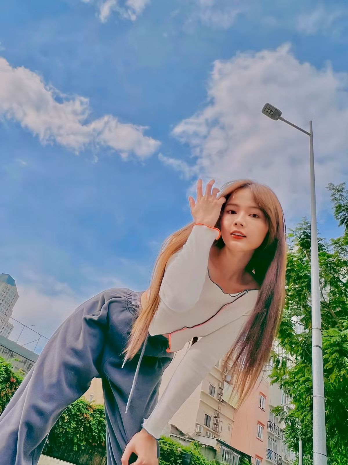 Hiện tại, Lan Hương cho biết thu nhập của mình chủ yếu đến từ các hợp đồng quảng cáo, làm mẫu ảnh, KOL nhãn hàng.