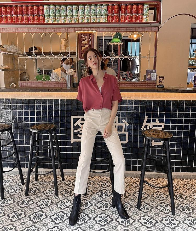 Gương mặt xinh xắn, ăn mặc đẹp kết hợp với background thu hút cùng một chút nghệ thuật chỉnh hình, Pimtha quả nhiên khiến nhiều bạn trẻ phải học hỏi.