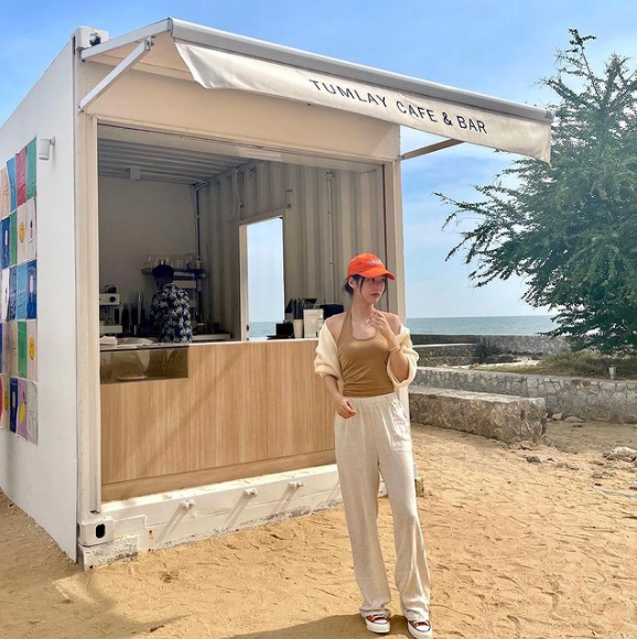 Cô thường xuyên đi du lịch và đăng tải rất nhiều ảnh đẹp lên Instagram cá nhân.