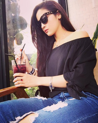 Trên trang TikTok của mình, cô vợ này chủ yếu làm các clip về review đồ ăn và hướng dẫn cách nấu nướng. Ảnh: Tổng hợp