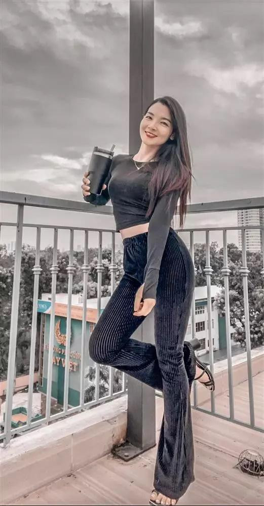 Trước những ý kiến trái chiều, chị vợ đã đính chính rằng: "Mình quay TikTok từ lâu rồi chứ không phải bây giờ mới khoe. Cũng kiếm tiền từ tiktok từ lâu rồi. Nên đừng ai nói là mình đang quảng cáo, Facebook mà bị RIP thì mọi người qua bên TikTok giúp mình".