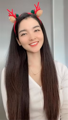 Dù đã sinh con nhưng cô vợ này vẫn sở hữu một vóc dáng mảnh mai, chiều cao lý tưởng, gương mặt góc cạnh.