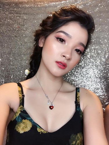 Ngoài ra, L.H cũng tâm sự thêm: "Quay TikTok cực lắm, nhất là vừa ôm con, chơi với con, vừa nấu ăn, vừa quay, vừa dựng, vừa lồng tiếng, vừa phải đi làm sáng đến tối ở công ty, nên nghĩ chồng đi quay cho đứa khác phát triển trong khi con không có hộp sữa cũng cay lắm chứ".