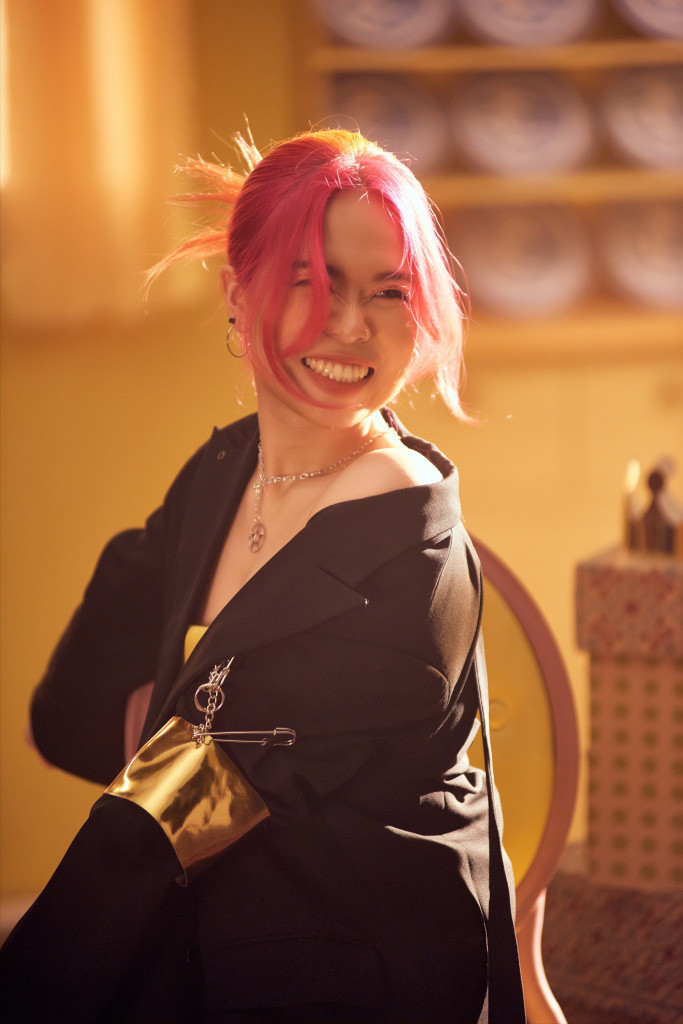 Thời gian qua, Tlinh liên tục gây xôn xao cõi mạng khi chia sẻ những hình ảnh diện trang phục hở hang, cắt xẻ táo bạo phản cảm.