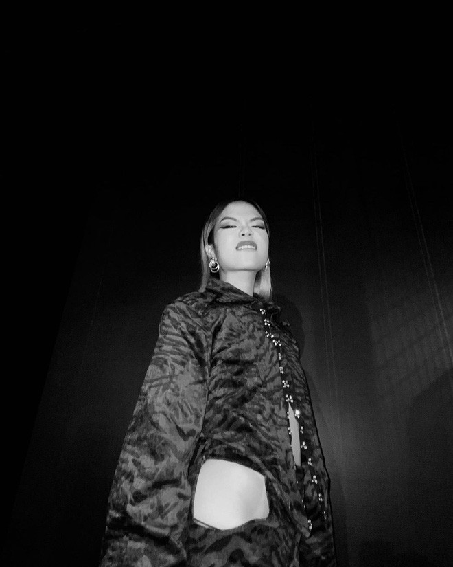 Thế nhưng nhìn xuống bên dưới netizen lại hoảng hồn vì chiếc quần được cắt xẻ hiểm hóc, lộ vùng da thịt của Gen Z mà không có bất kỳ biện pháp che chắn nào.