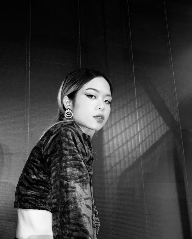 Nữ rapper 2K của làng rap Việt thường xuyên lên sóng những ảnh ọt cực cháy, nào là khoe dáng xịn với bikini hay nổi loạn show trọn vòng 3 trước ống kính.