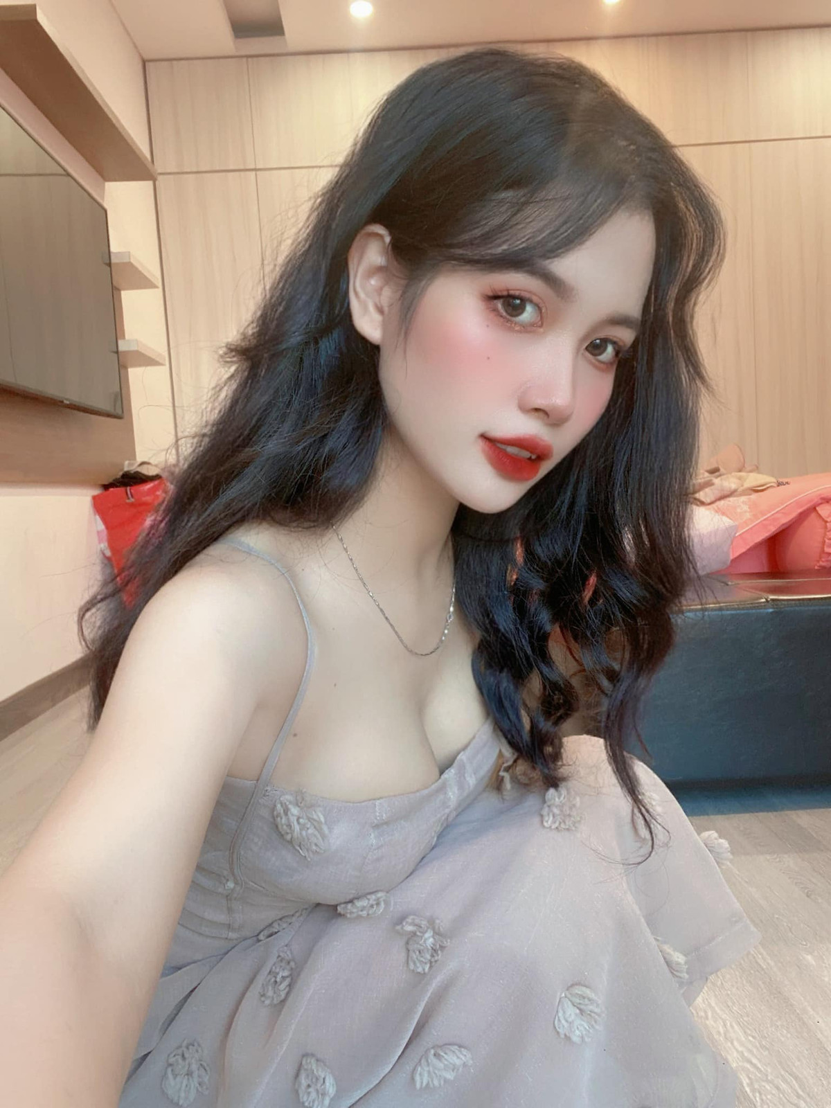 Sở hữu chiều cao 1m63 với số đo 3 vòng gần như hoàn hảo 90-57-95, Vân Anh có đôi mắt "biết nói", gương mặt chuẩn hot girl khiến ai cũng tấm tắc khen ngợi.