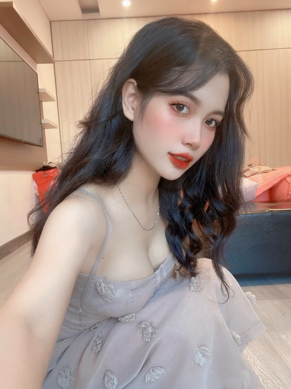 Sở hữu chiều cao 1m63 với số đo 3 vòng gần như hoàn hảo 90-57-95, Vân Anh có đôi mắt "biết nói", gương mặt chuẩn hot girl khiến ai cũng tấm tắc khen ngợi.