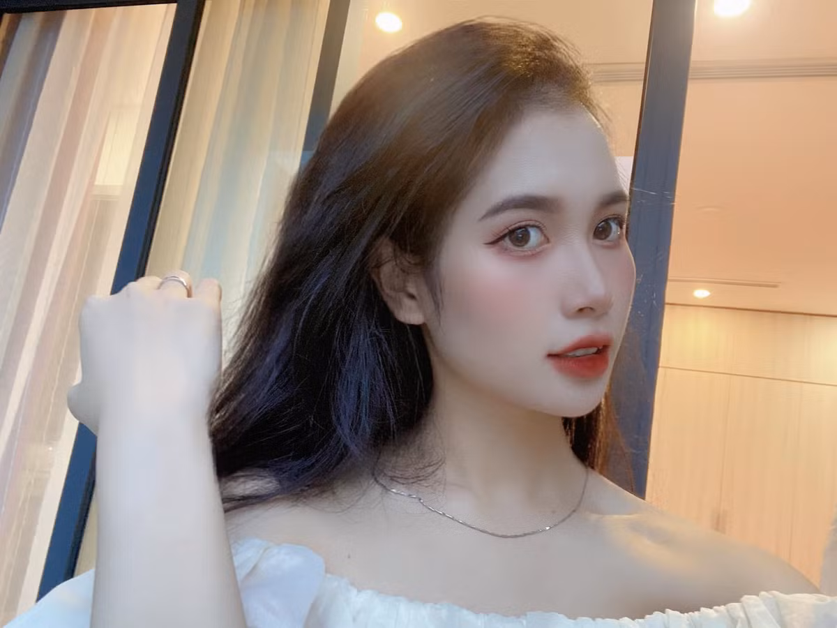 Nữ diễn viên được biết đến là một người hoạt động nghệ thuật chăm chỉ, nhiệt tình, tâm huyết.