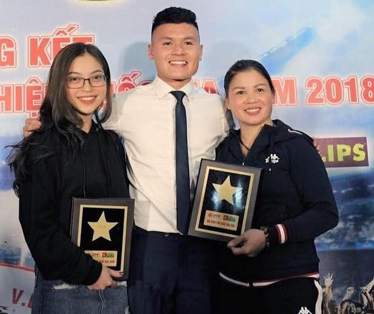 Từ động thái này, cư dân mạng dễ dàng nhận ra hot girl xứ Quảng có mối quan hệ rất tốt với gia đình bạn trai cũ.