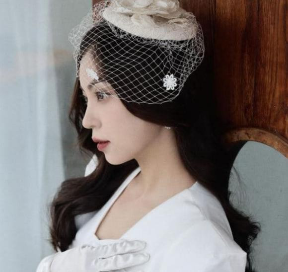 Trước 1 tuần diễn ra đám hỏi, Nhật Lê tiếp tục tung thêm hình ảnh với concept tương tự và viết: "Hạnh phúc là khi ta dừng lại đúng lúc, không bước quá xa, không đi quá sâu. Đừng xây nỗi buồn quá lớn, đừng nuôi hy vọng quá nhiều".