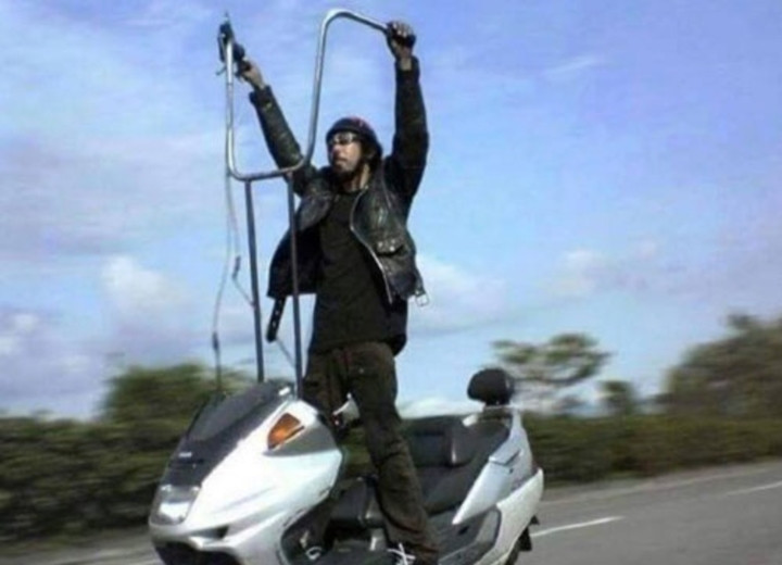 Trên đường phố từ trước tới nay xuất hiện khá nhiều hình ảnh về những màn lái xe khiến người đi đường chỉ biết hú hồn hú vía.